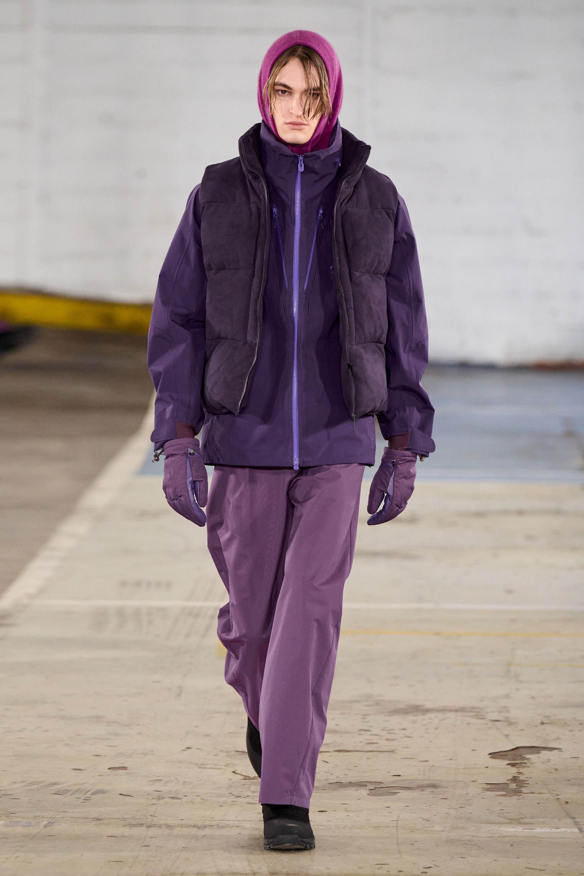 White Mountaineering 2026秋冬将机能设计推进至更系统化的日常层面。层叠式羽绒、模块化外套与统一色谱构建出高度秩序感的造型队列，强调服装在真实环境中的适应能力。系列摒弃噱头，以材料、结构与穿着逻辑取胜，是机能风从“视觉标签”向“生活系统”转化的成熟样本-顽石频道趋势研究